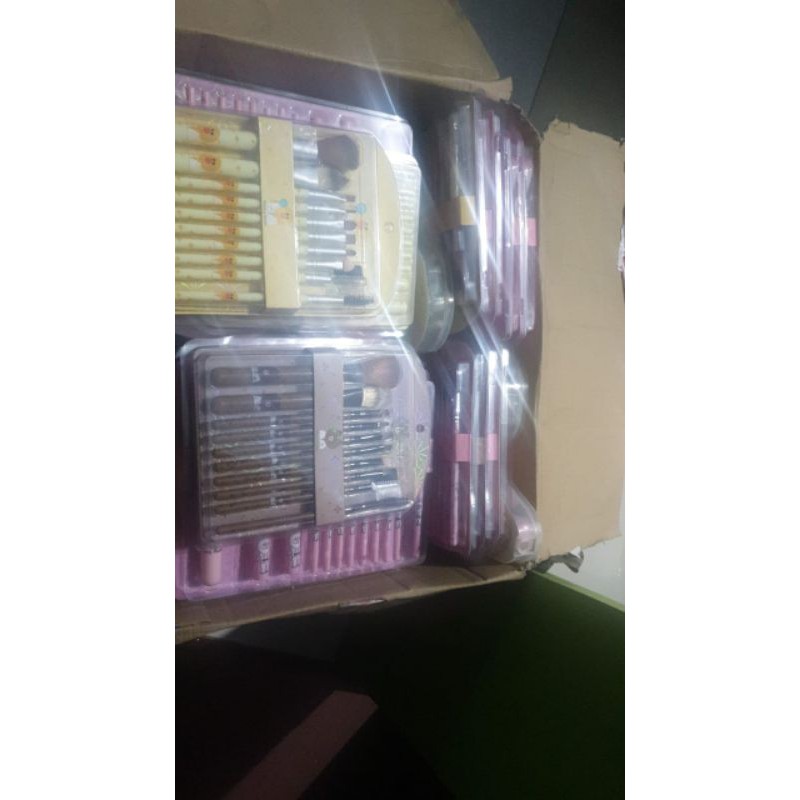 

Brush set 10, Special line edition. untuk warna bisa ditulis di note. pink , kuning, coklat