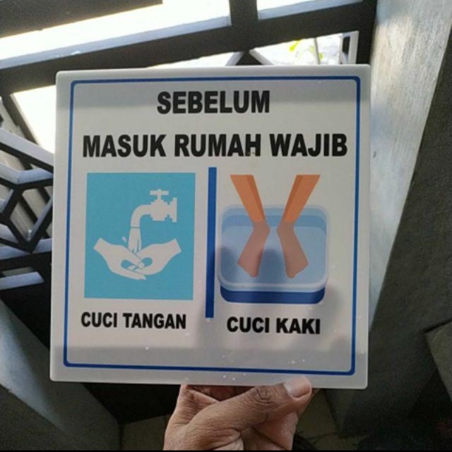 Papan nama acrylic tulisan SEBELUM MASUK RUMAH WAJIB CUCI TANGAN DAN KAKI