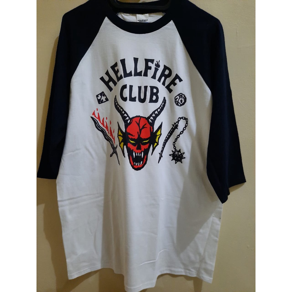 Kaos Hellfire Club Stranger Things Raglan 3/4 T-Shirt