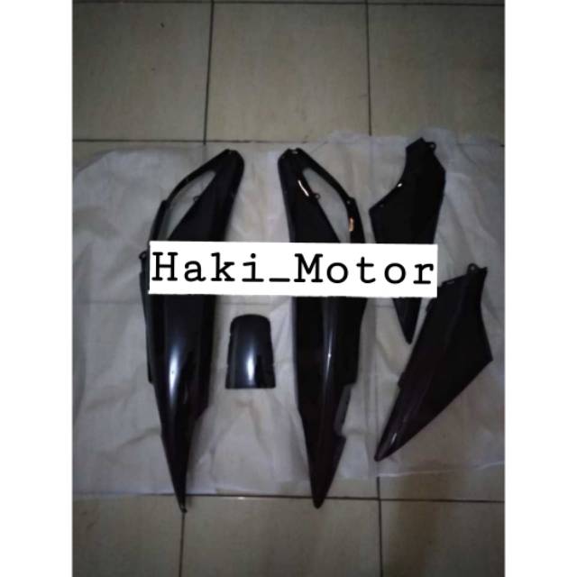 BODY KIRI KANAN+SAMBUNGAN BODY SUPRA X 125 LAMA/ 125 NEW HITAM