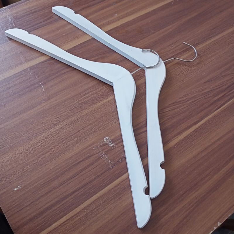 Gantungan baju hanger baju bahan kayu warna putih sudah fernis jadi mengkilap cocok untuk butik dan distro baju