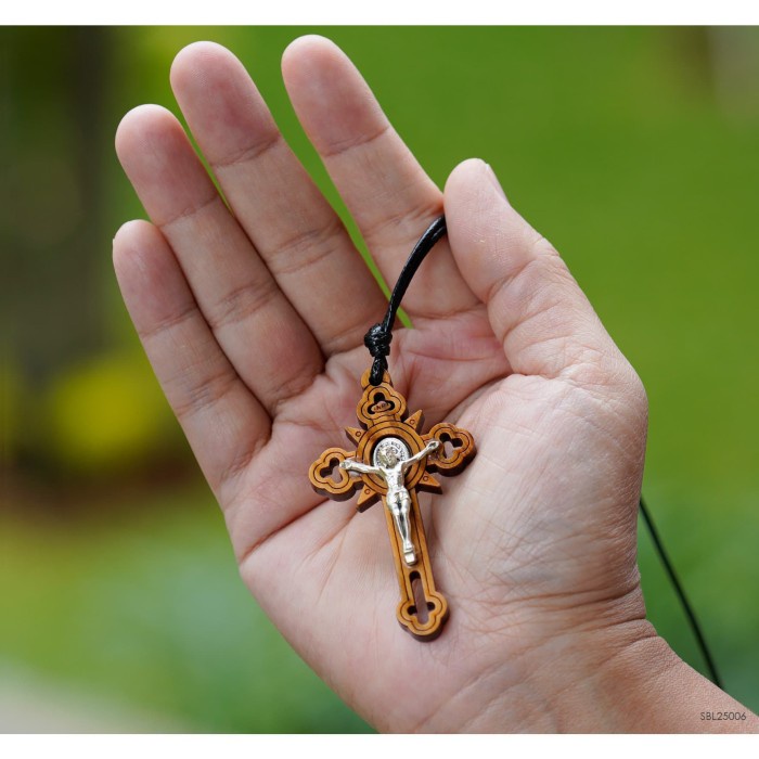 Salib medali St. Benediktus kayu olive/zaitun 5.5 x 3.5 cm