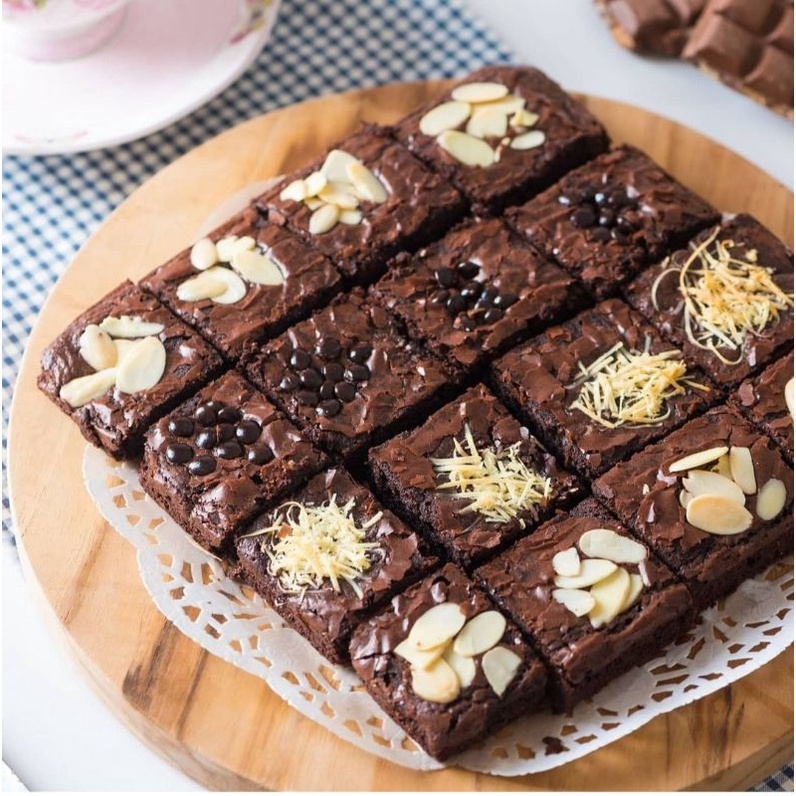 FUDGY BROWNIES CRUNCHY Toping Mix uk. 20x20 by naq brownie.