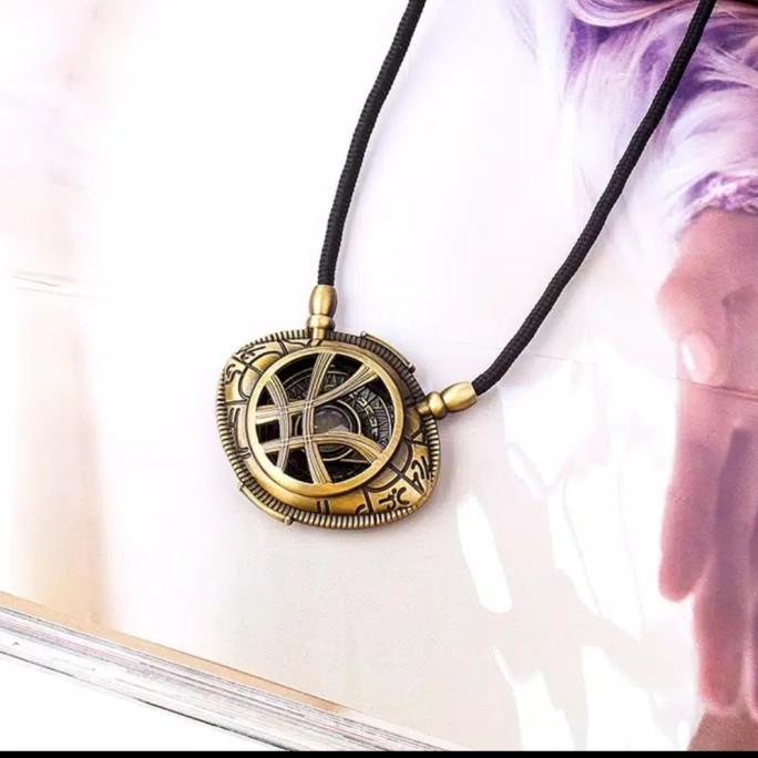 perhiasan pria DOCTOR DR STRANGE GLOW DARK KALUNG EYE AGAMOTTO COSPLAY AVENGERS