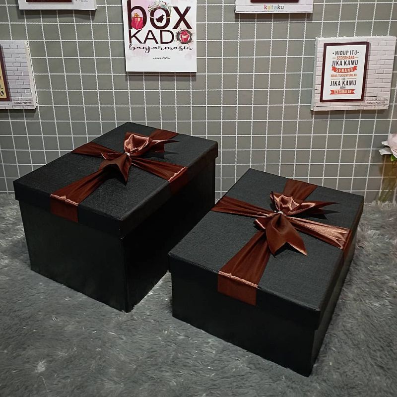 

Box Kado Hitam 25cm x 20cm Pita Coklat