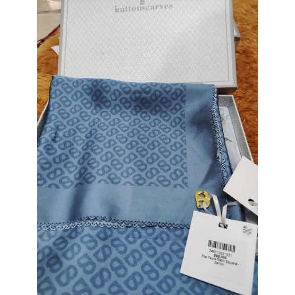 Buttonscarves Tapis Satin Square