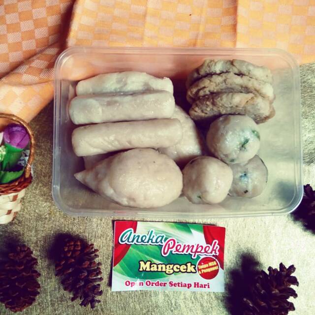 

pempek mangsek. enak gurih.. murah