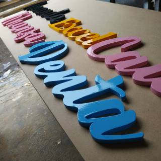 Huruf kayu custom hiasan ukiran nama sambung 3D Huruf kayu custom hiasan ukiran nama sambung 3D