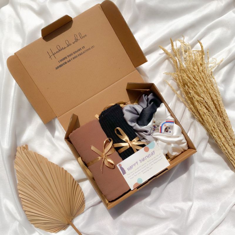 

Hampers Lebaran Pashmina / Hampers Pashmina Ceruty / Gift Box Pashmina Diamond