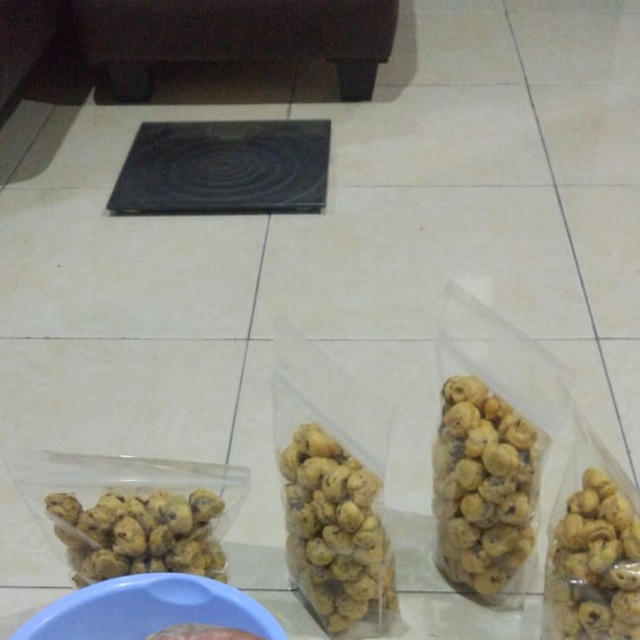 

Soes kering isi coklat enak