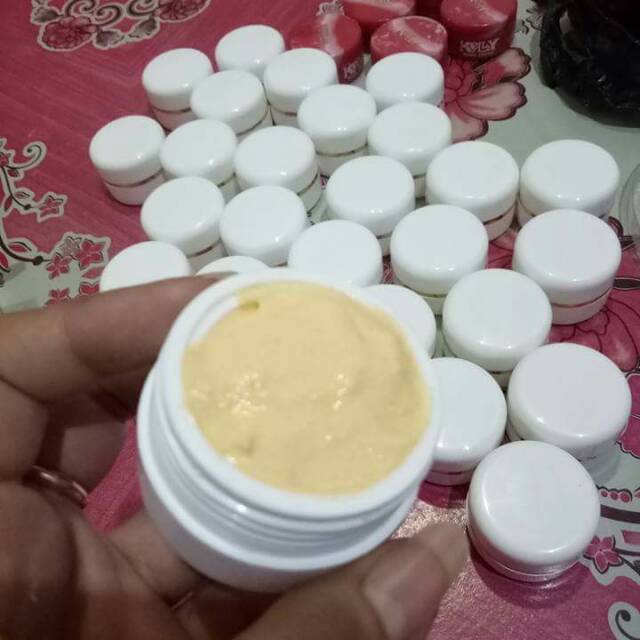 Racikan Cream Kelly Manfaatmnghilangkan flek hitam, mngecilkan pori"menghaluskan kulit.