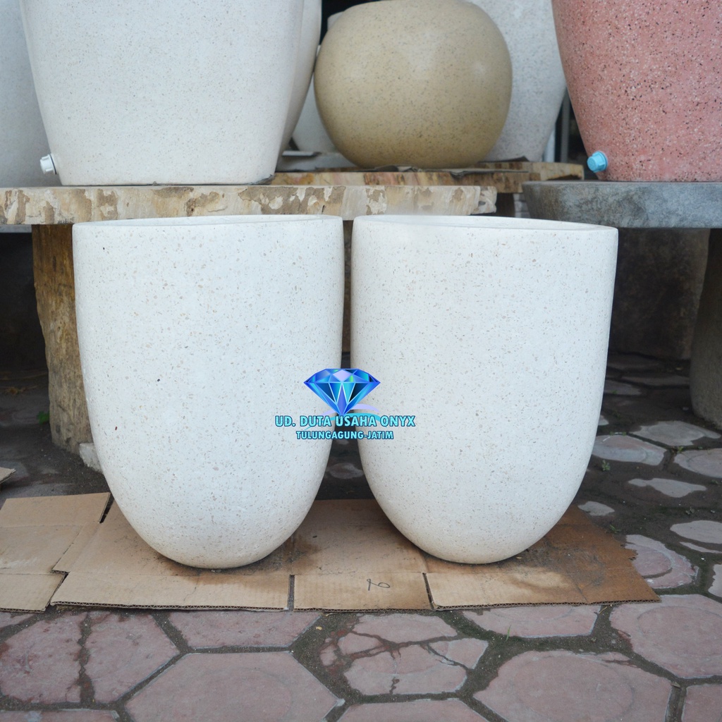 Pot bunga teraso putih