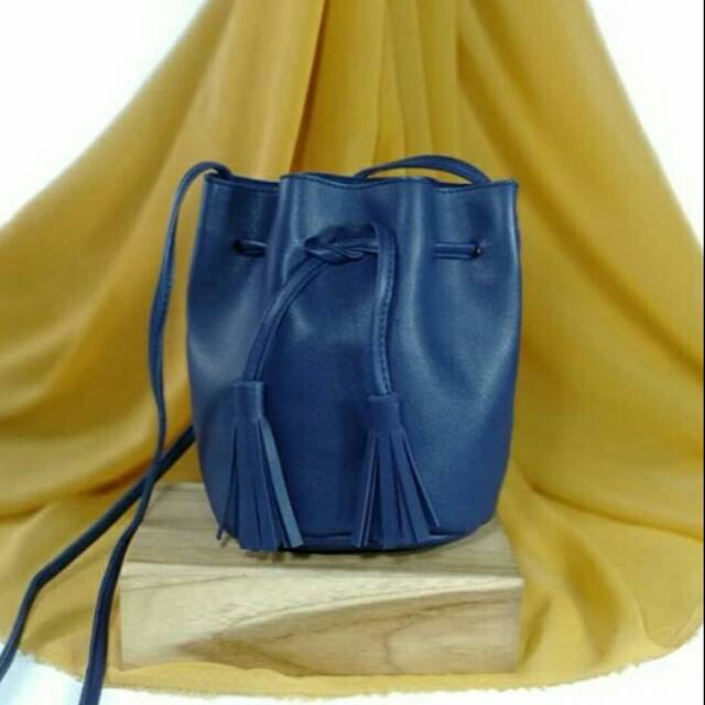 TAS SERUT SELEMPANG TERMURAH WANITA MIA SERUT DENGAN HIASAN KUNCIR NAVY BIRU LANGIT
