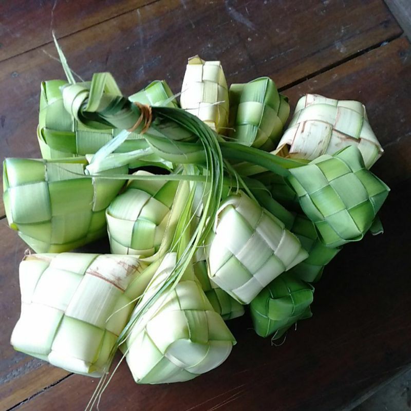 

Ketupat segar bahan daun Janur 24 bungkus