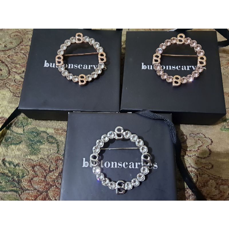 Buttonscarves Anna Round Brooch Series