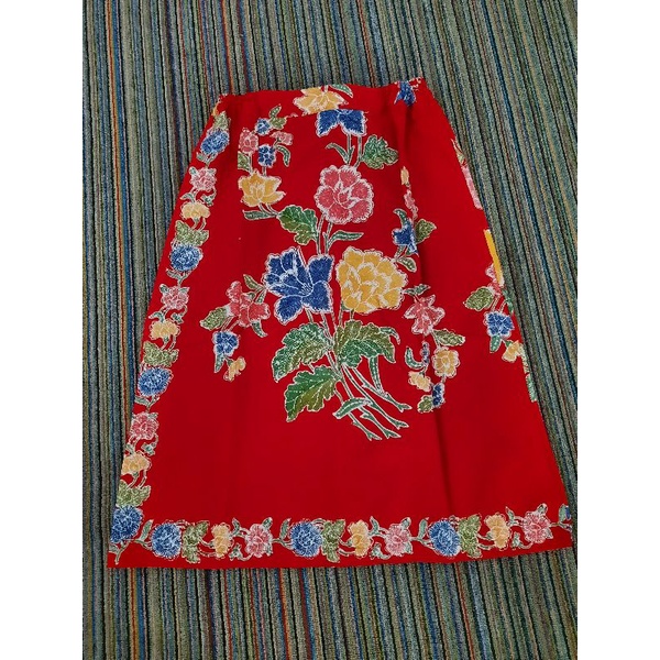 Rok Batik Encim merah solo, kiri semi span, kanan model rok payung catt admin