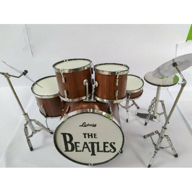 (BISA COD) MINIATUR DRUM BAND THE BEATLES BAHAN STAINLESS MIKA PLASTIK 30x25x18 cm PAJANGAN DEKORASI