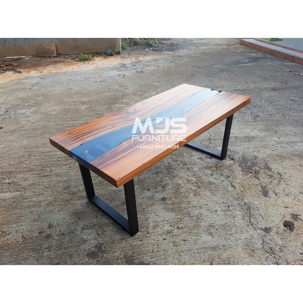 Meja Trembesi River Flow Kaca Biru Model Resin Tengah