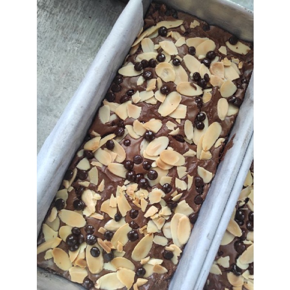 

brownies fudgy toping almond chochip