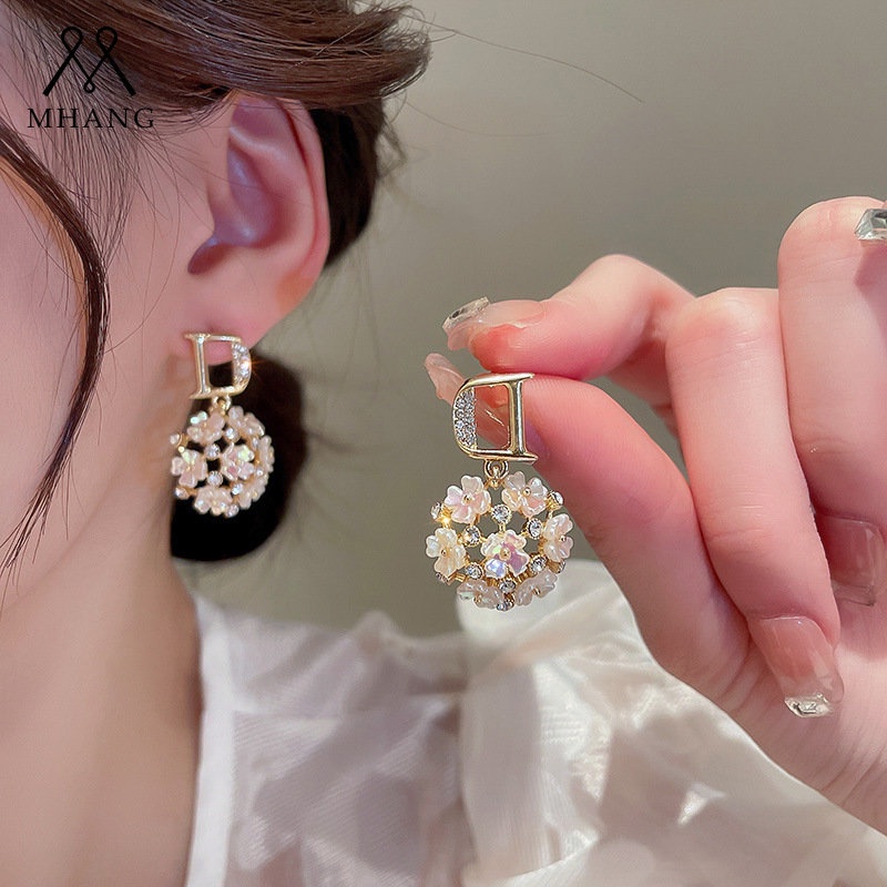 Anting Tusuk Gantung Bentuk D Desain Bunga Hias Berlian Gaya Elegan Untuk Wanita