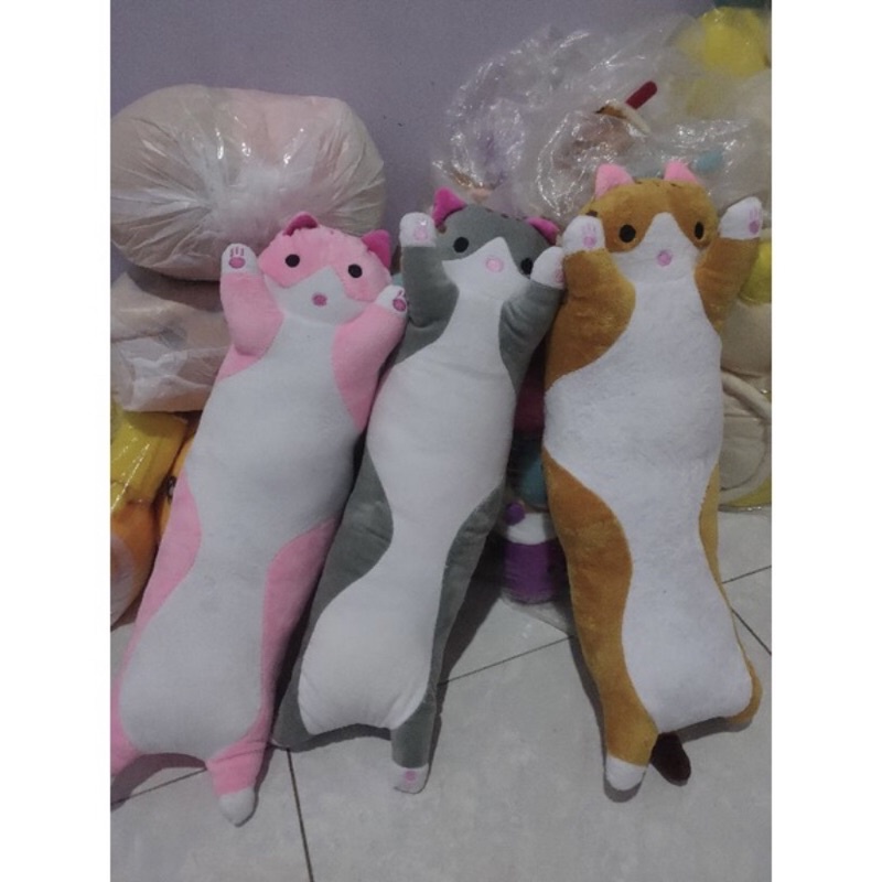 Boneka Guling Kucing Berdiri Panjang Tinggi 60cm Kado Special Hadiah Buat Anak Tersayang Boneka Guling Berkarakter Kucing Terbaru Guling Untuk Tidur Nyaman Berkarakter Kucing Lucu Imut Banyak Jenis Boneka Untuk Tidur Guling Jenis Kucing Oren Abu-Abu Pink