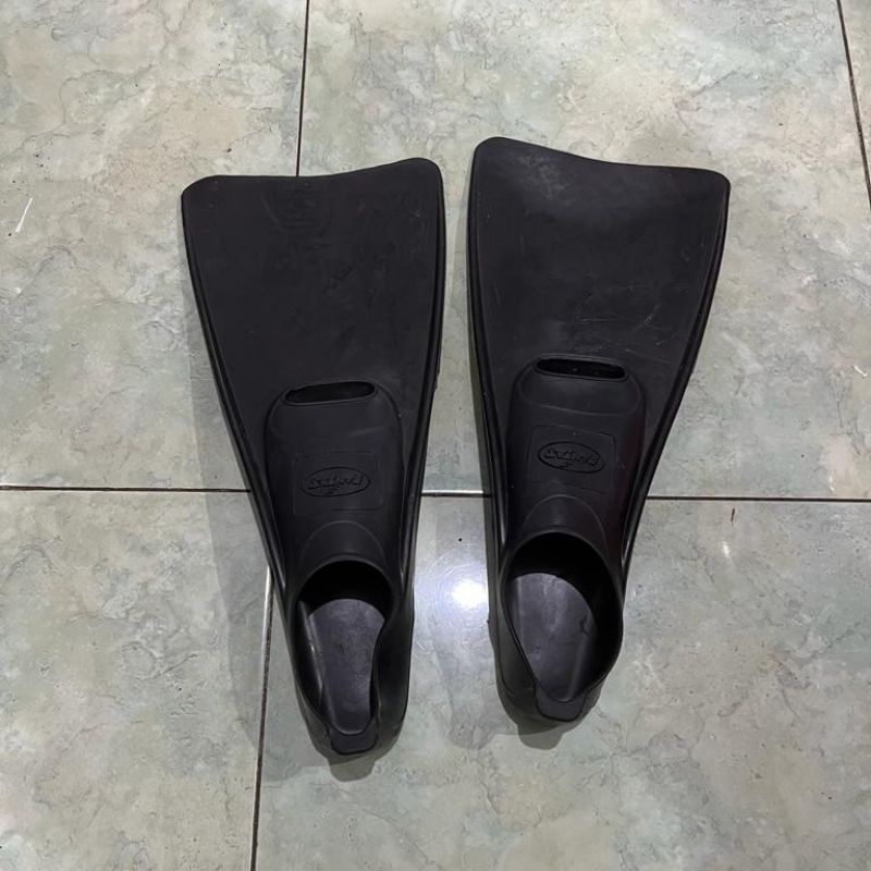 Kaki Katak Fins Selam Warna Hitam