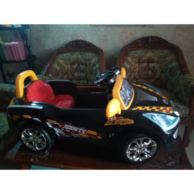 Mobil mainan anak pakai aki dan remote