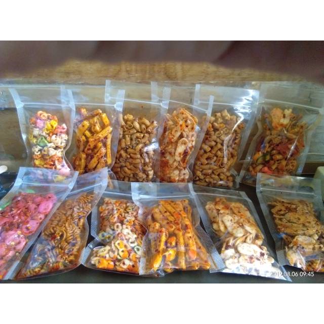 

Seblak kering Bohay bervarian, sosis, makroni, potato, dll