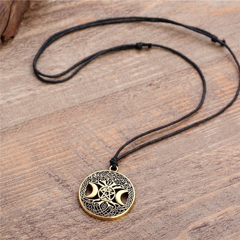 Kalung Desain Bulan Bintang Bahan Alloy Gaya Nordic Retro Untuk Pria