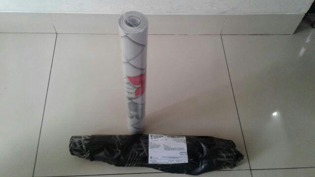 Wallpaper Dinding Bunga Merah Abu Kotak