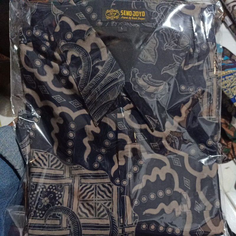 WIJOYO SENOJOYO KEMEJA BATIK SOLO PRIA LENGAN PENDEK LAPIS FURING ATASAN BATIK PREMIUM MODERN KATUN HALUS MLIWIS MERAK SOGAN MLIWIS LASEM KOPI COKLAT MLIWIS LAWASAN PARANG LUHUR PEKSI TRUNTUM SETYO LUHUR PUTIH SETYO LUHUR BIRU PARANG LASEM ADI LUHUR SEKAR