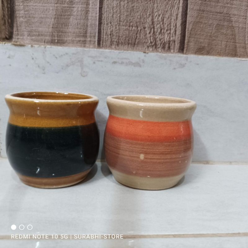 Pot keramik kecil untuk altar