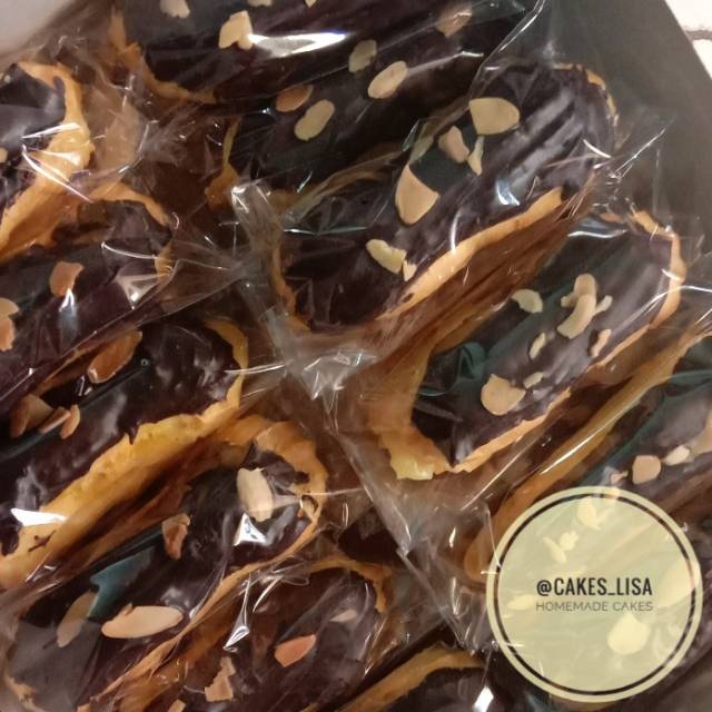 

Eclair Fla susu topping coklat almond isi 5