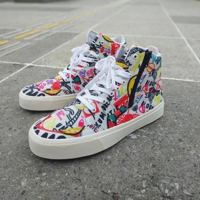 Elfamous Footwear White Fury OG