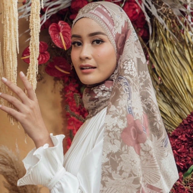 Rafflesia Scarf wearing klamby