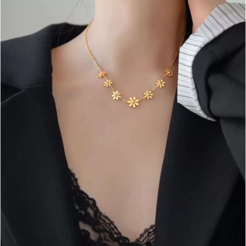 Kalung Titanium Aksen 7 Bunga Warna Rose Gold dan Gold