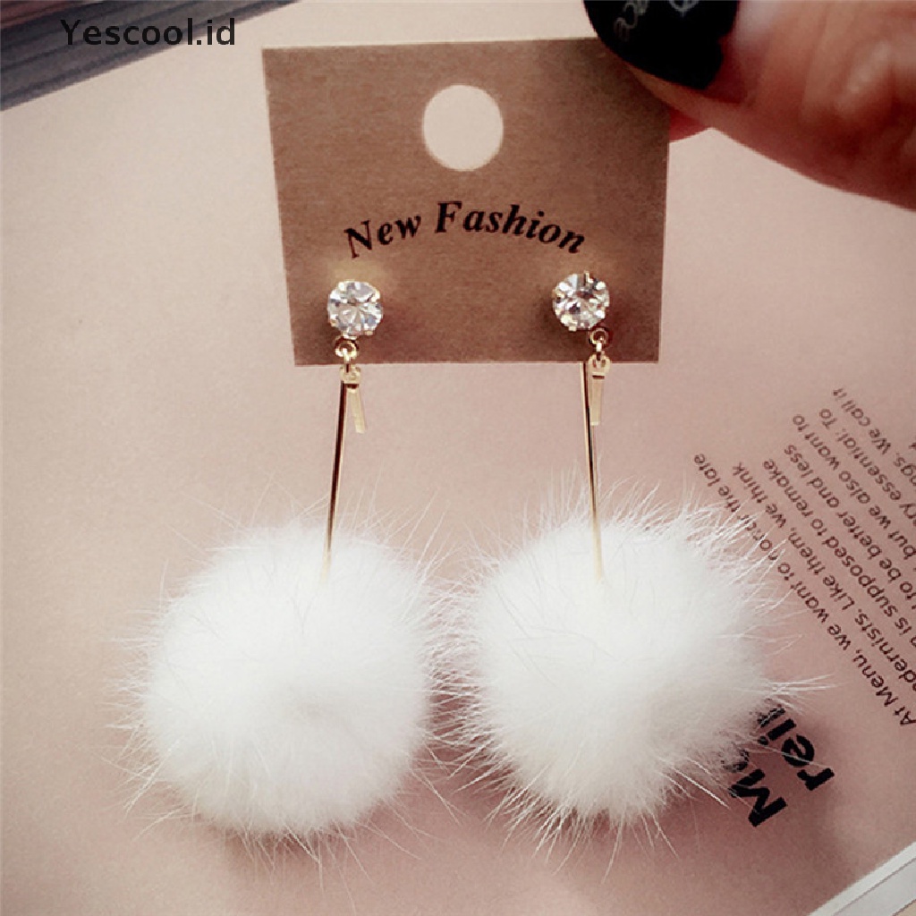 Anting Stud Panjang Desain Bola Pompom Bulu Lembut Untuk Wanita