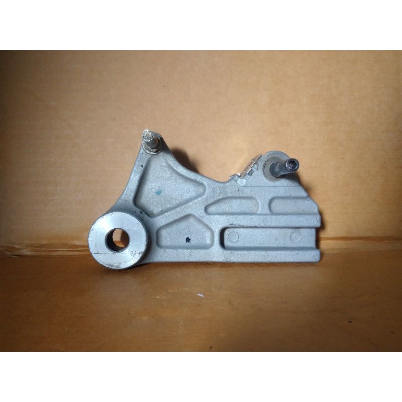 breket brecket dudukan kaliper belakang cb 150 r . cbr 150 fi . megapro new mono shock original