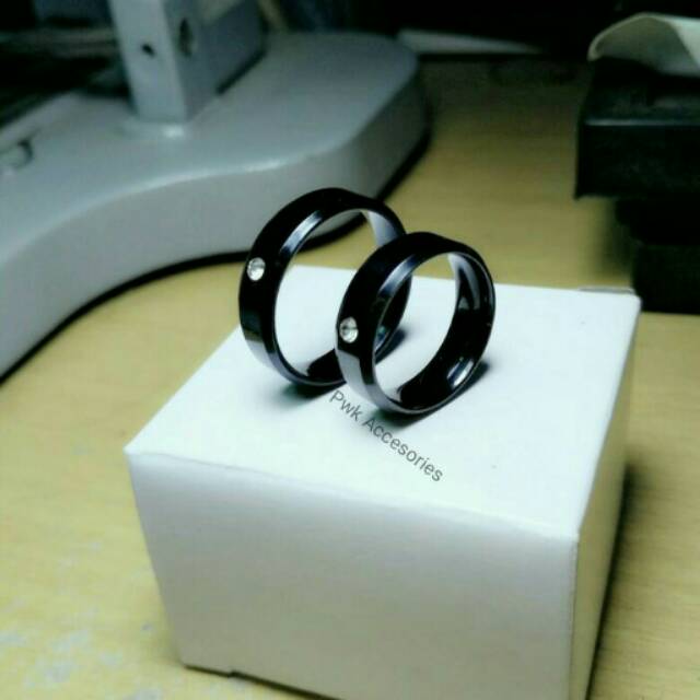 Cincin couple Titanium hitam ukir nama perhiasan pria wanita