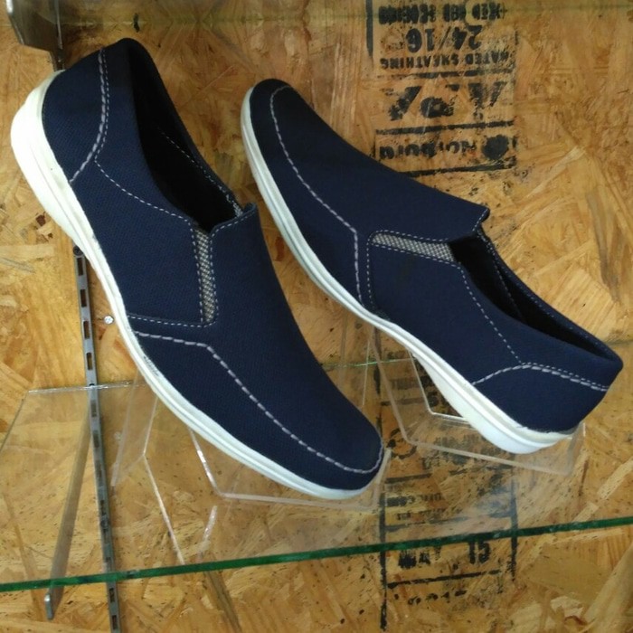 Sepatu Casual Pria Navy Terbaru