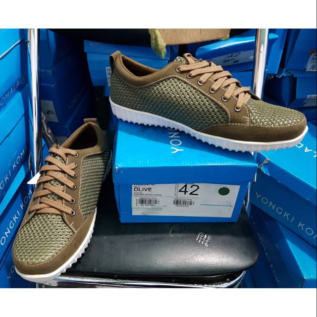 Sepatu sport by Yongki komaladi