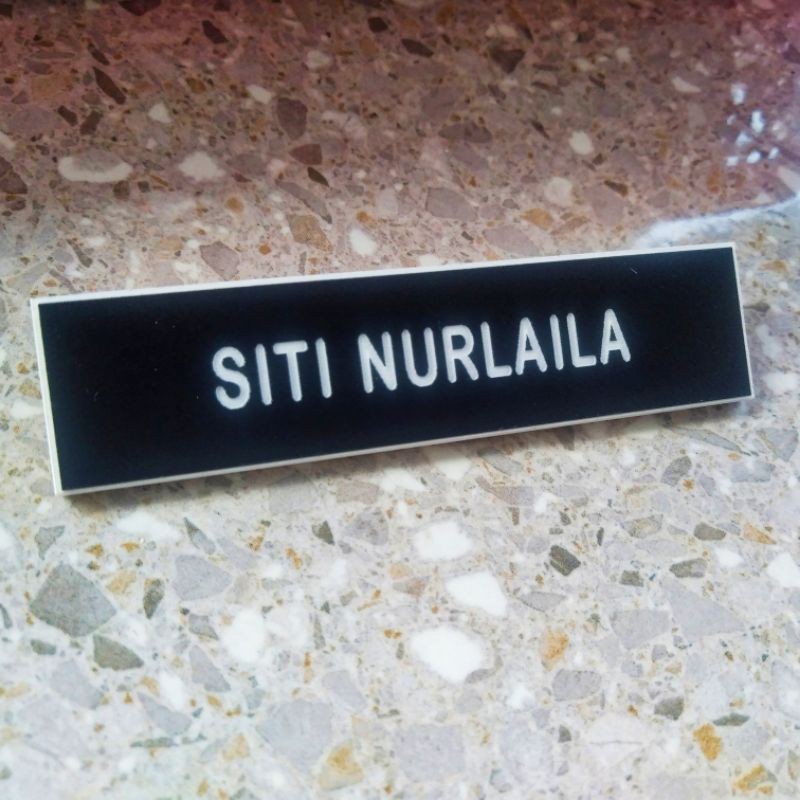 Name Tag Gravir Pengait Peniti