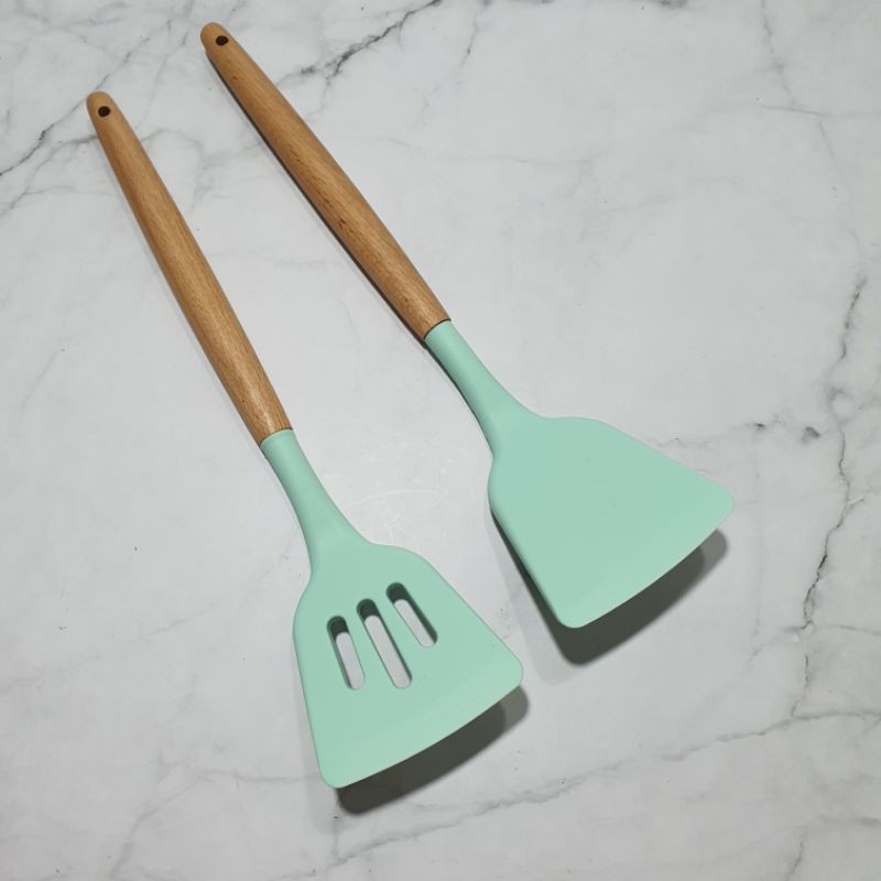 silicone cooking turner with wooden handle / sodet masak gagang kayu