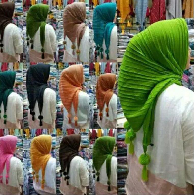 TERBARU  SEGI EMPAT PLISKET POM POM /hijab plisket/ kerudung segi empat polos/ kerudung polos/COD