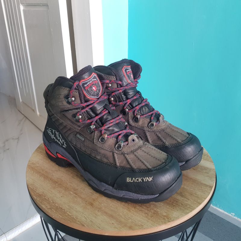 Sepatu Outdoor Second BLACKYAK 42