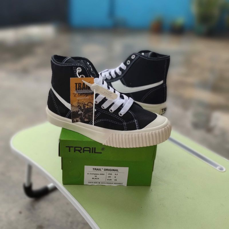 Trail d'compass / Sepatu trail tinggi hitam putih / Sepatu boots trail / Sepatu compass trail / Sepa