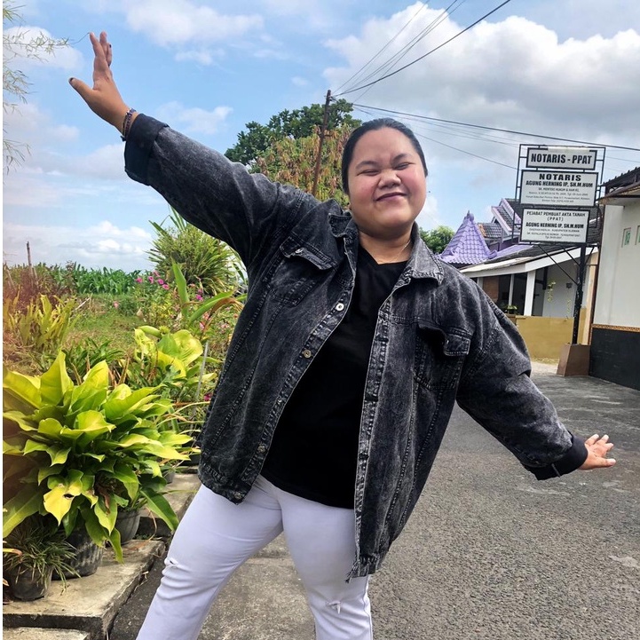 JAKET JEANS ALMA SANDWASH JUMBO LD 100-146 BAHAN DENIM JAKET WANITA CROPTY BIGSIZE-ARETHA HITAM LD 140