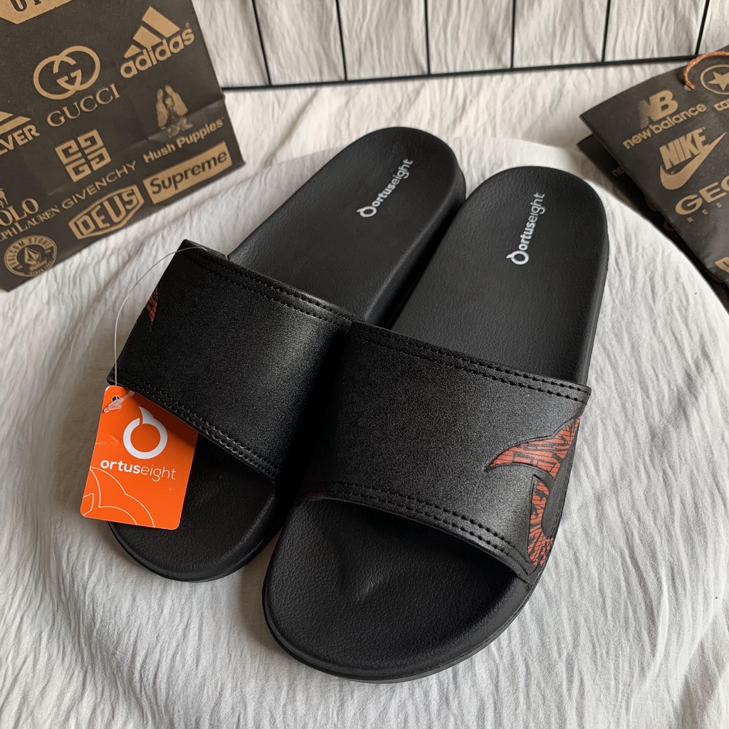 SANDAL SLOP KARET COWOK PREMIUM SLOP PILON IMPORT SANGAT RINGAN DIPAKAI DAN ANTI AIR FREE PAPERBAG ORTUSEIGHT RED Sandal Outdoor TEBAL BERKUALITAS Sandal Selop Rumah Non-slip Santai Empuk Nyaman Polos Elegan Sandal Rumah Sandal SANDAL WANITA SLOP TERBARU