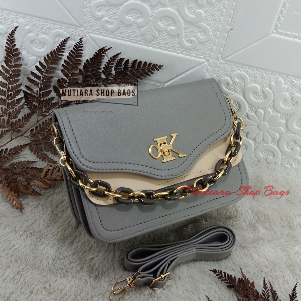 New Arrival!!! Tas Selempang Fashion Wanita Kunci Putar oK Kekinian Free Tali Rantai Giok Import Uk.16X22cm (Tali Rantai Sesuai Stok Yang Ada Tidak Bisa Sesuai Gambar)
