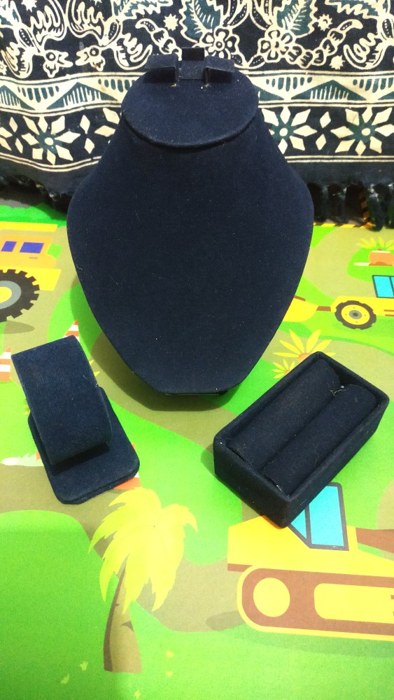Sett Manekin Warna Navy Dan Cream Untuk Seserahan Kotak Perhiasan Bahan Bludru